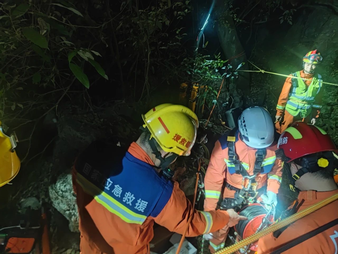 新春緊急救援 | 探險者深洞遇險，華錫隊火速馳援營救成功